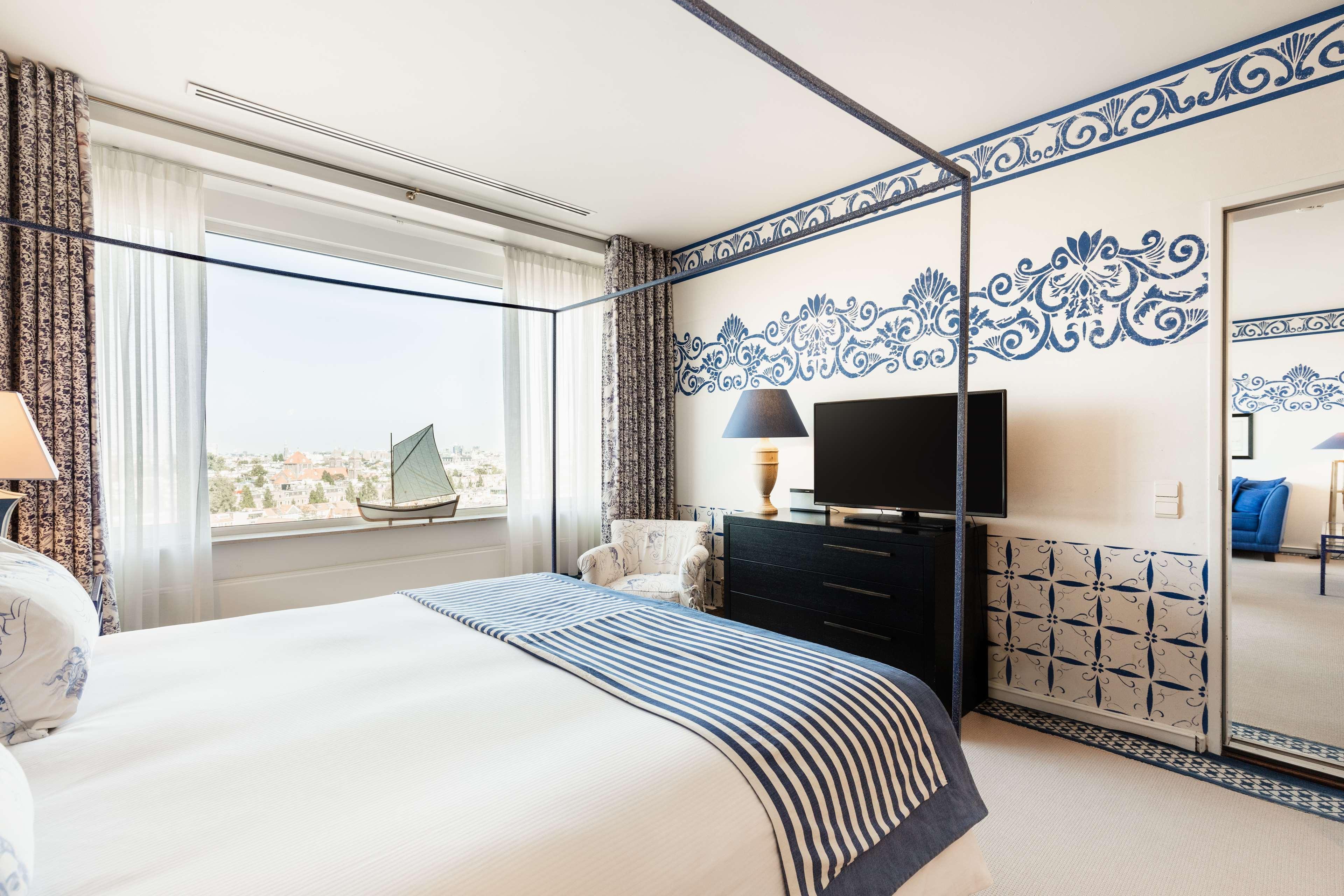 Hotel Hilton Amsterdam Esterno foto A bedroom at the hotel