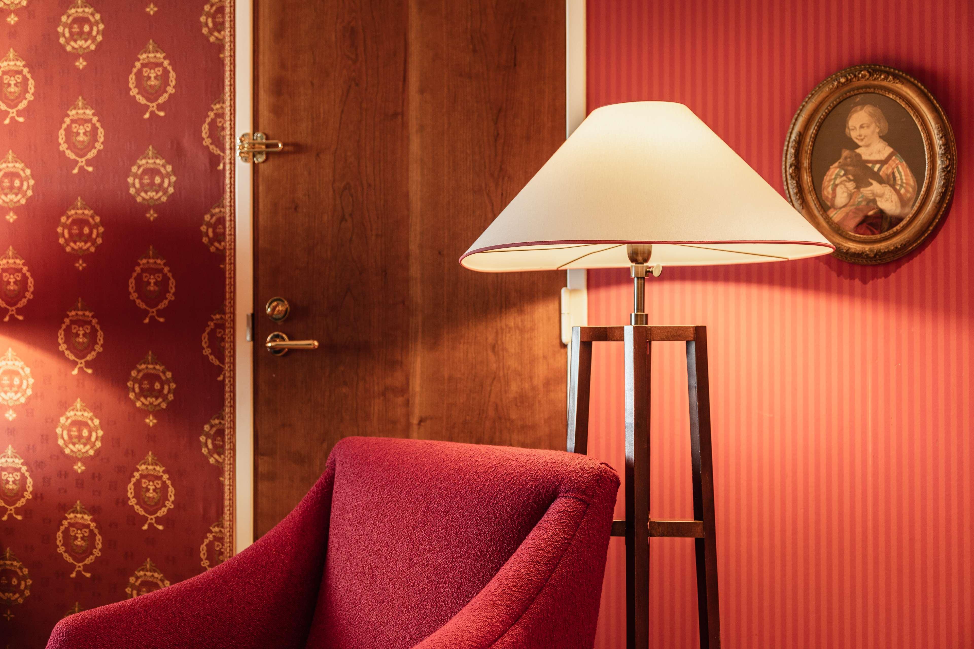 Hotel Hilton Amsterdam Esterno foto A floor lamp