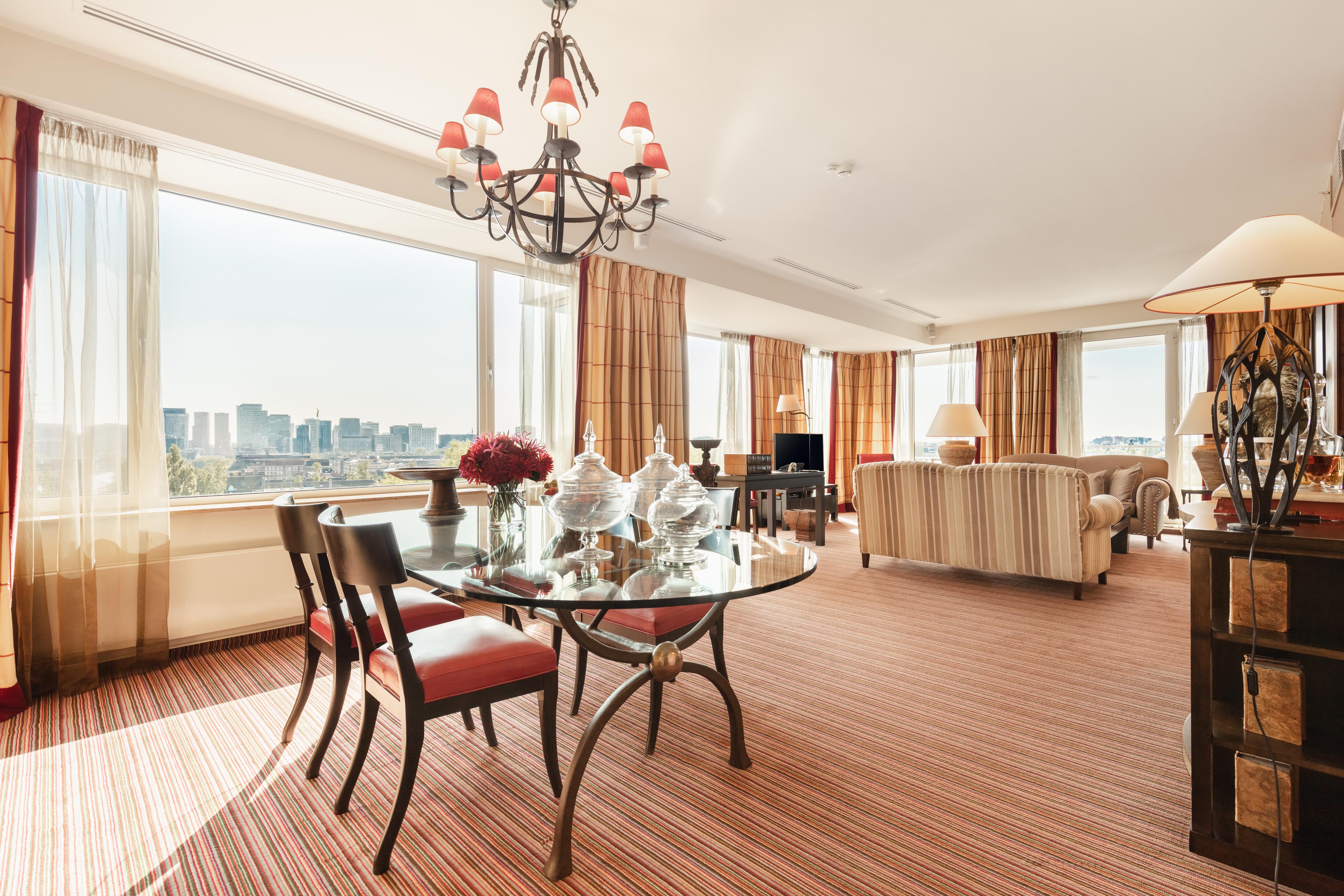 Hotel Hilton Amsterdam Esterno foto A suite at the hotel