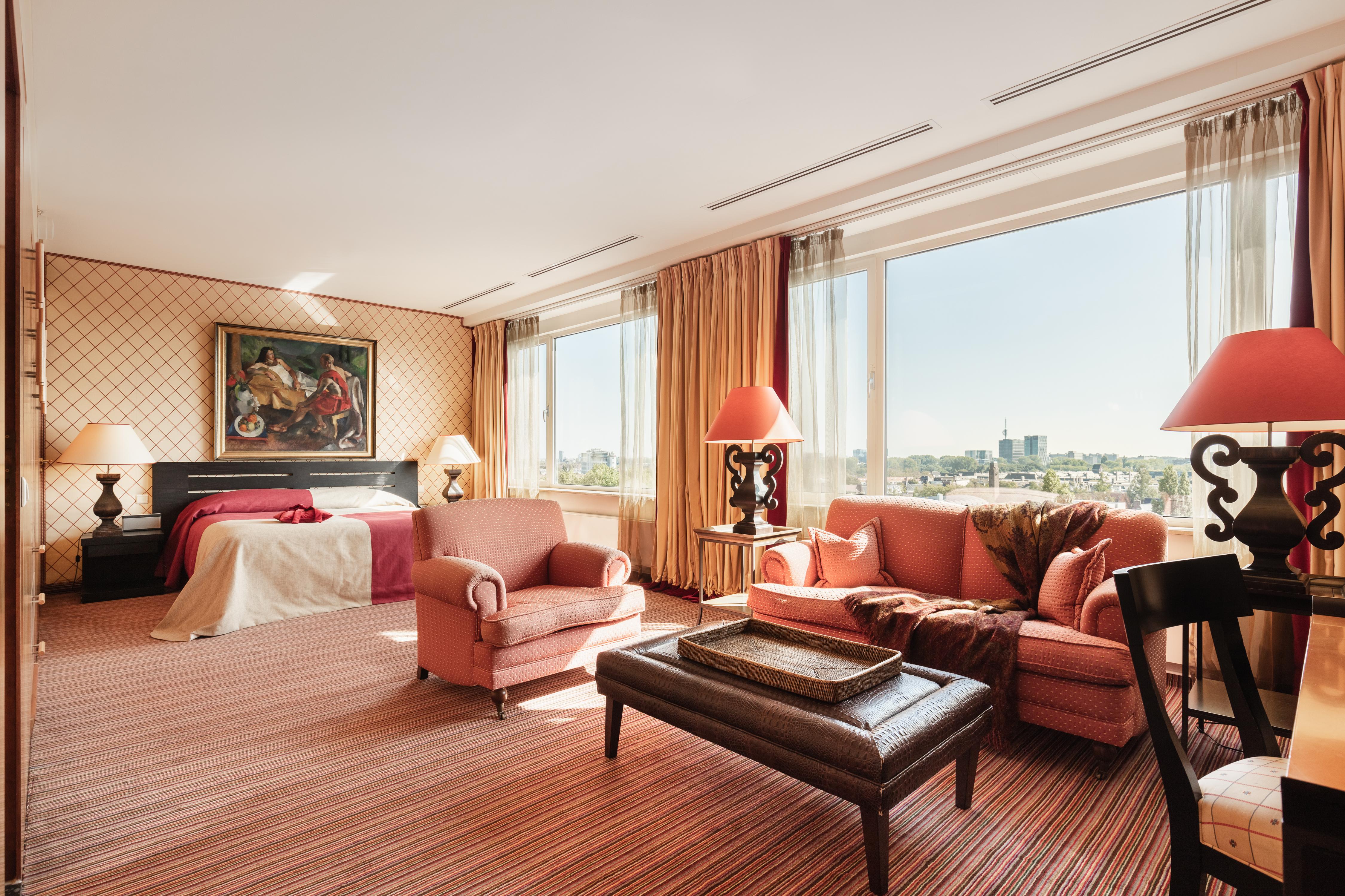 Hotel Hilton Amsterdam Esterno foto A suite at the Hotel InterContinental Madrid