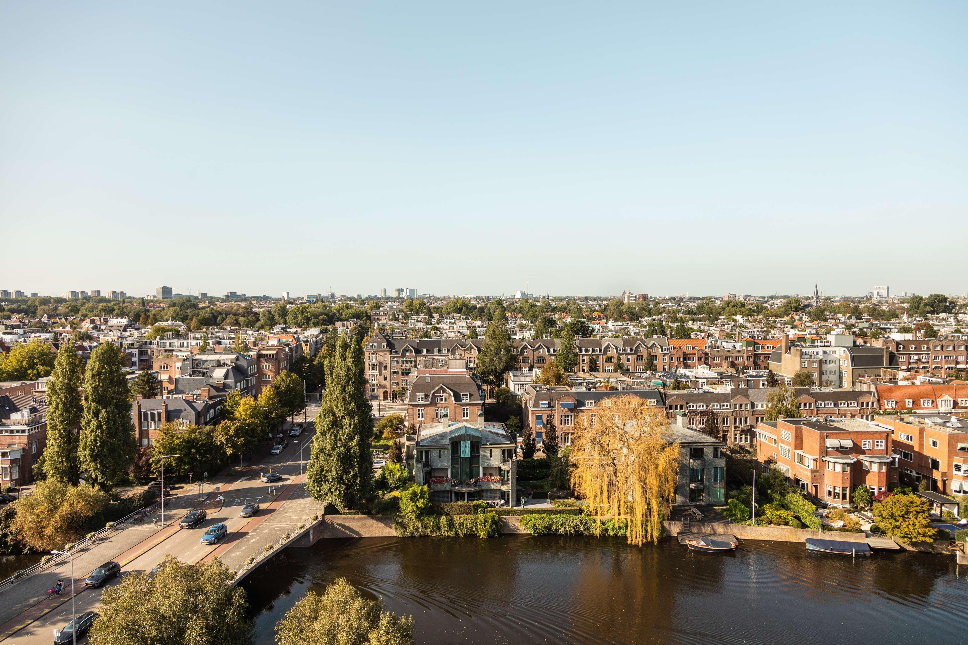 Hotel Hilton Amsterdam Esterno foto Aerial view of the town