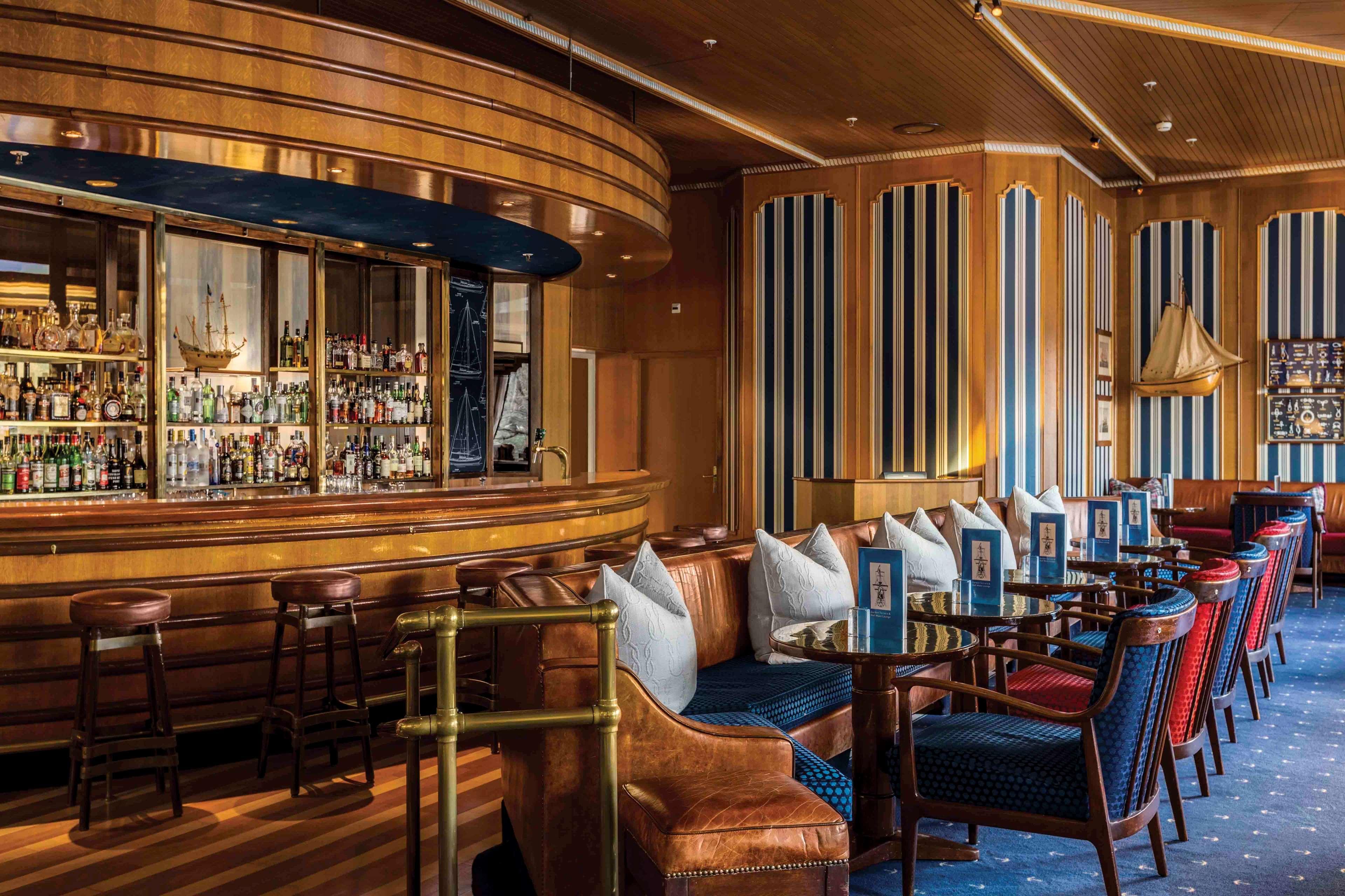 Hotel Hilton Amsterdam Esterno foto The bar on board