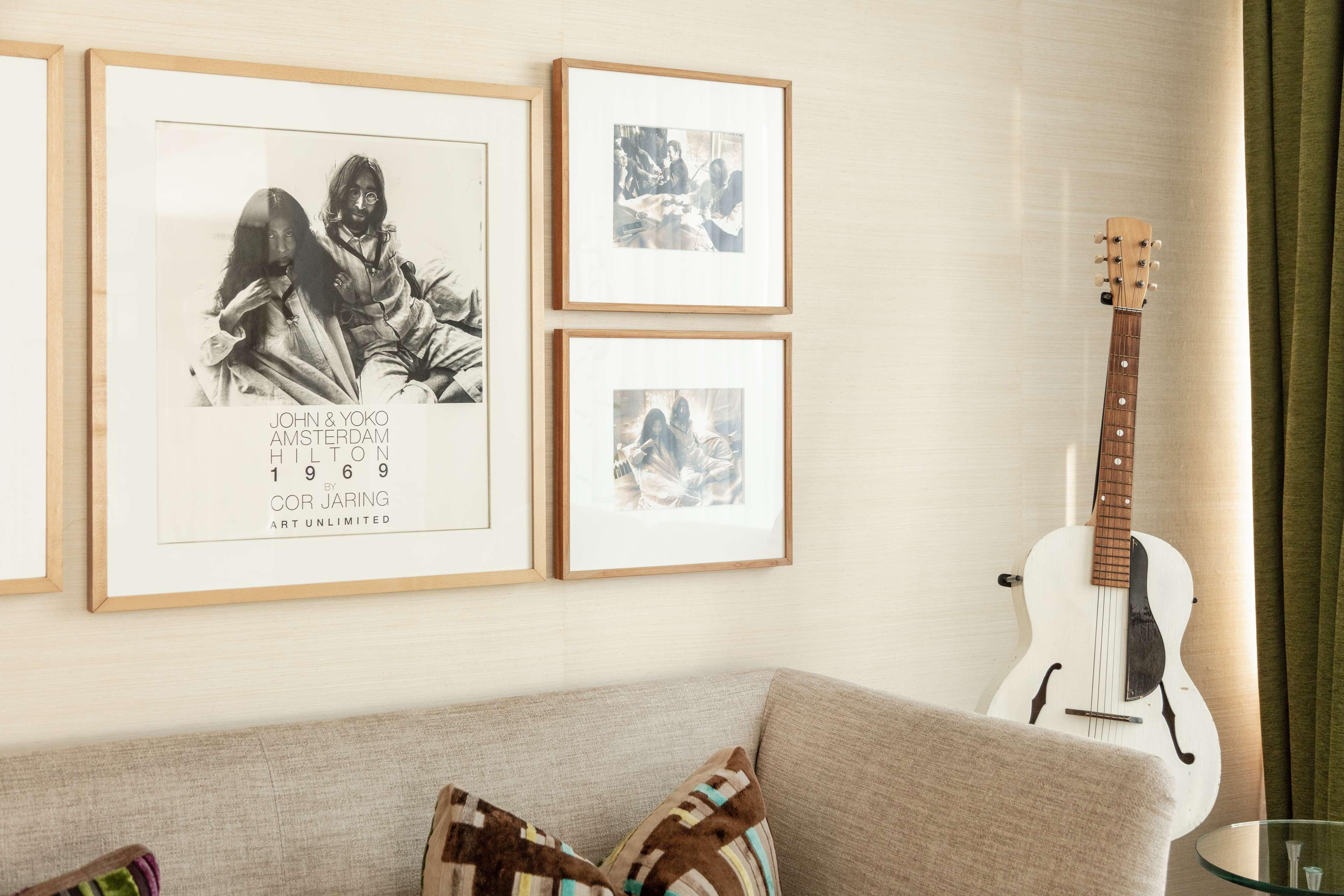 Hotel Hilton Amsterdam Esterno foto Framed photographs