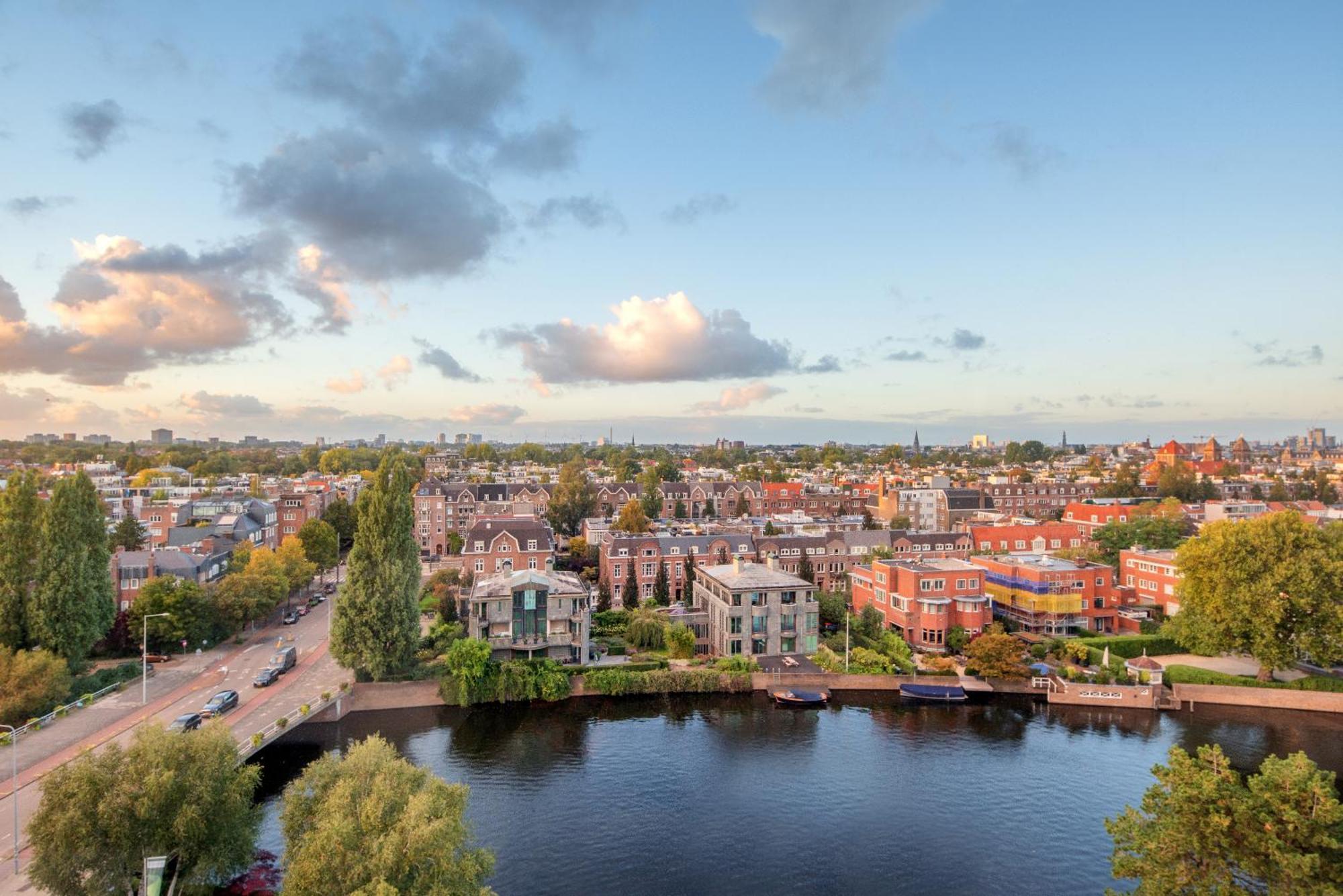 Hotel Hilton Amsterdam Esterno foto Aerial view of the town