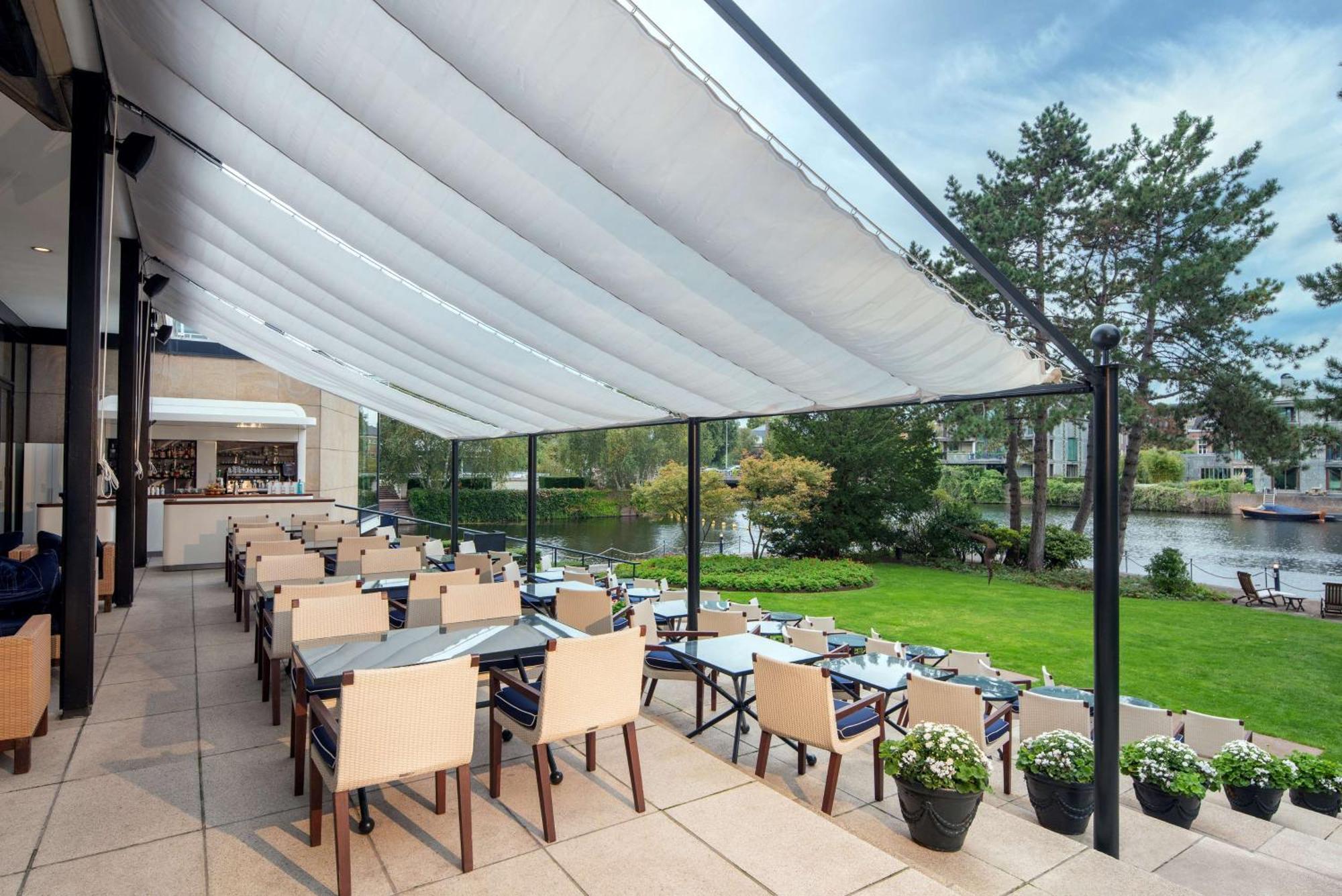 Hotel Hilton Amsterdam Esterno foto A retractable awning