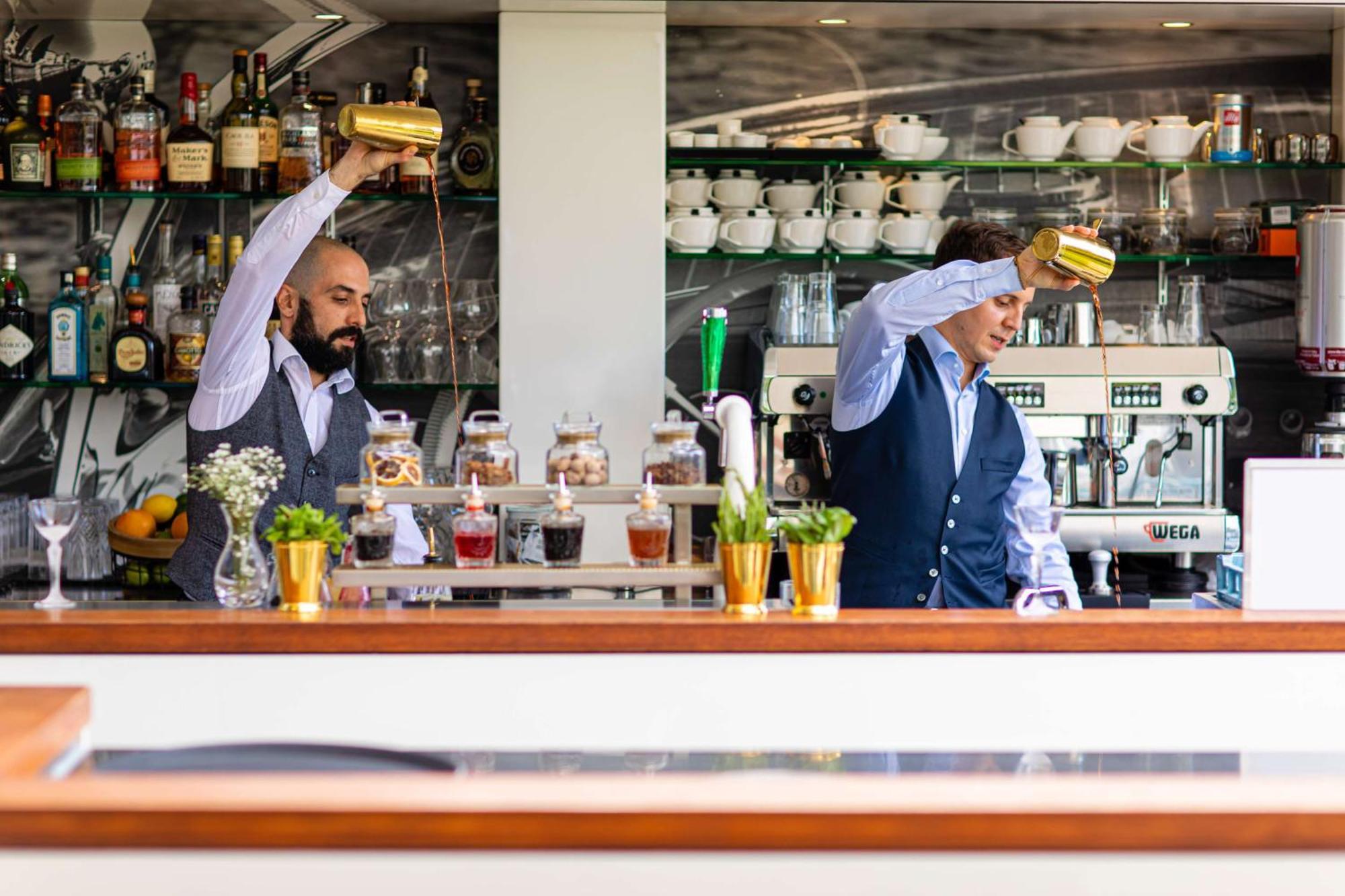 Hotel Hilton Amsterdam Esterno foto Two bartenders at work