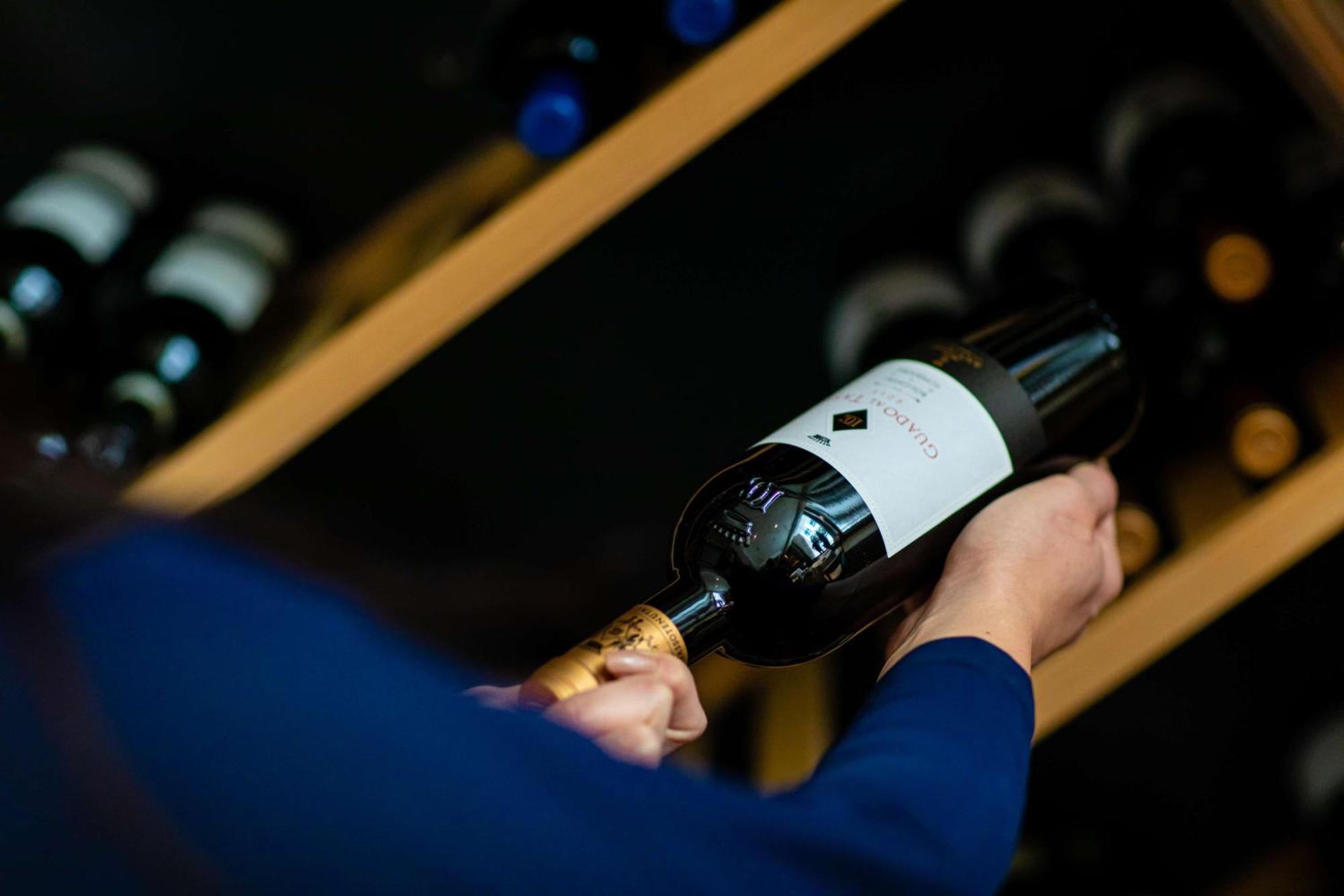Hotel Hilton Amsterdam Esterno foto Wine at the Wine Museum
