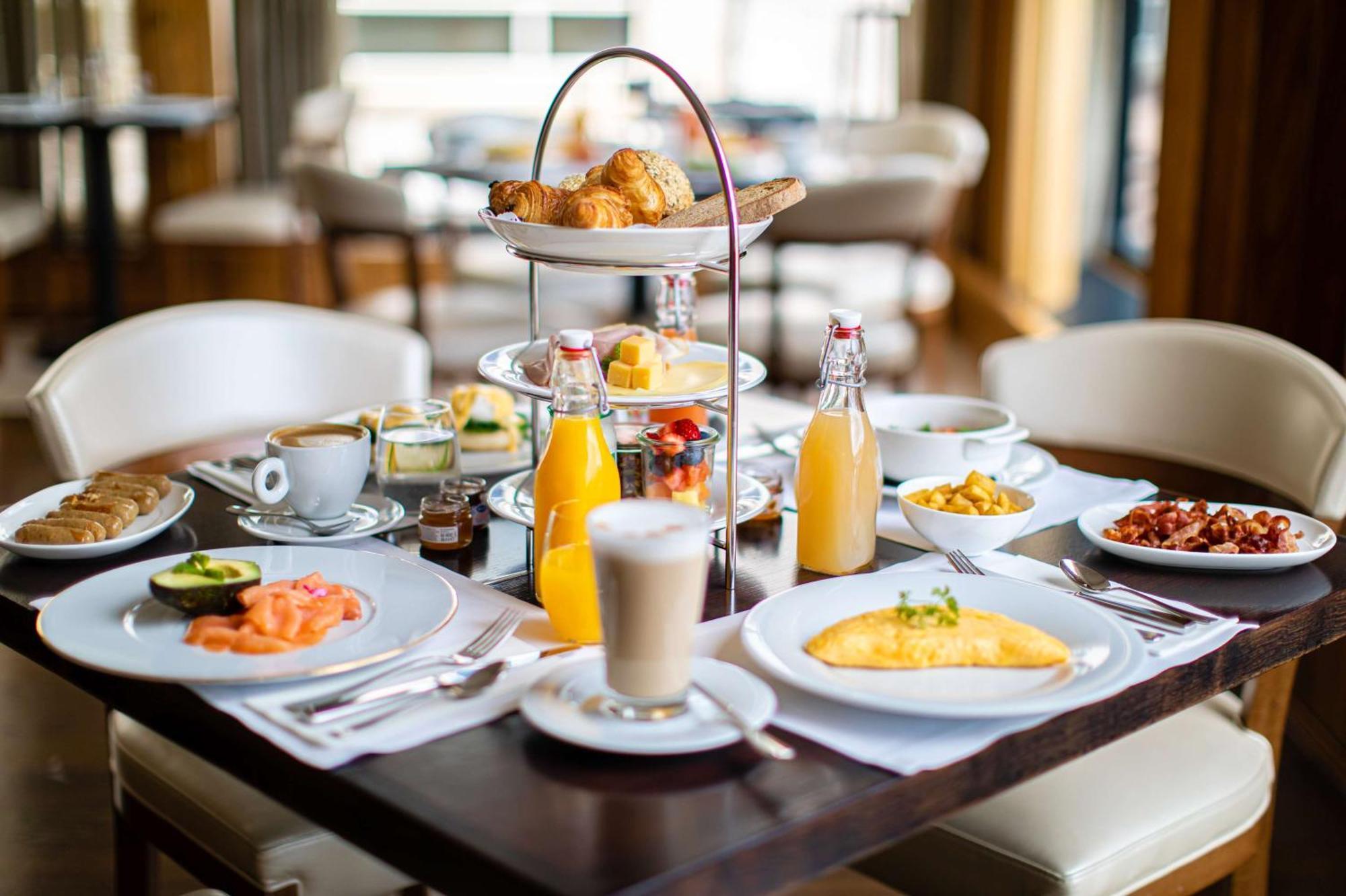 Hotel Hilton Amsterdam Esterno foto A breakfast buffet