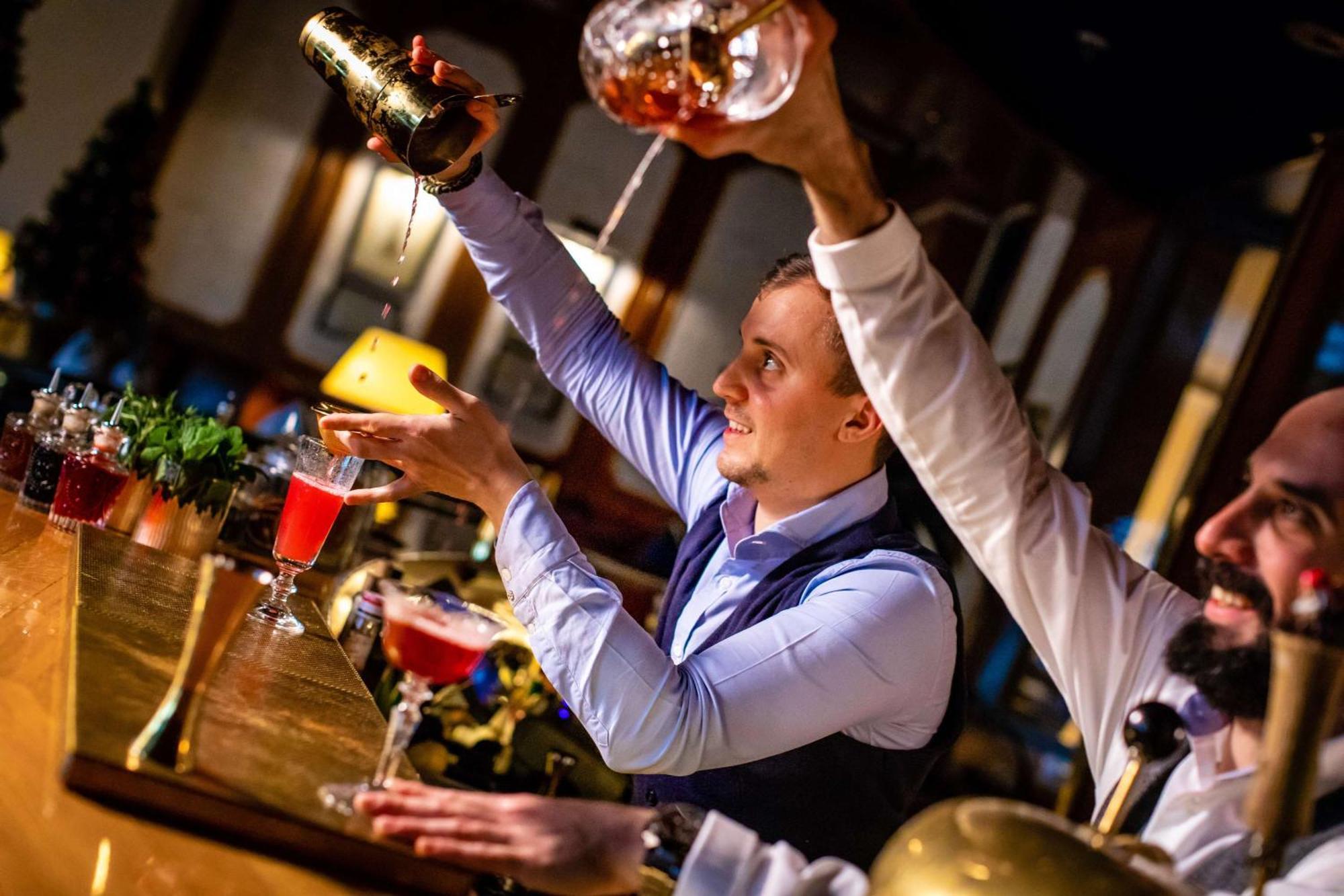 Hotel Hilton Amsterdam Esterno foto A bartender at work