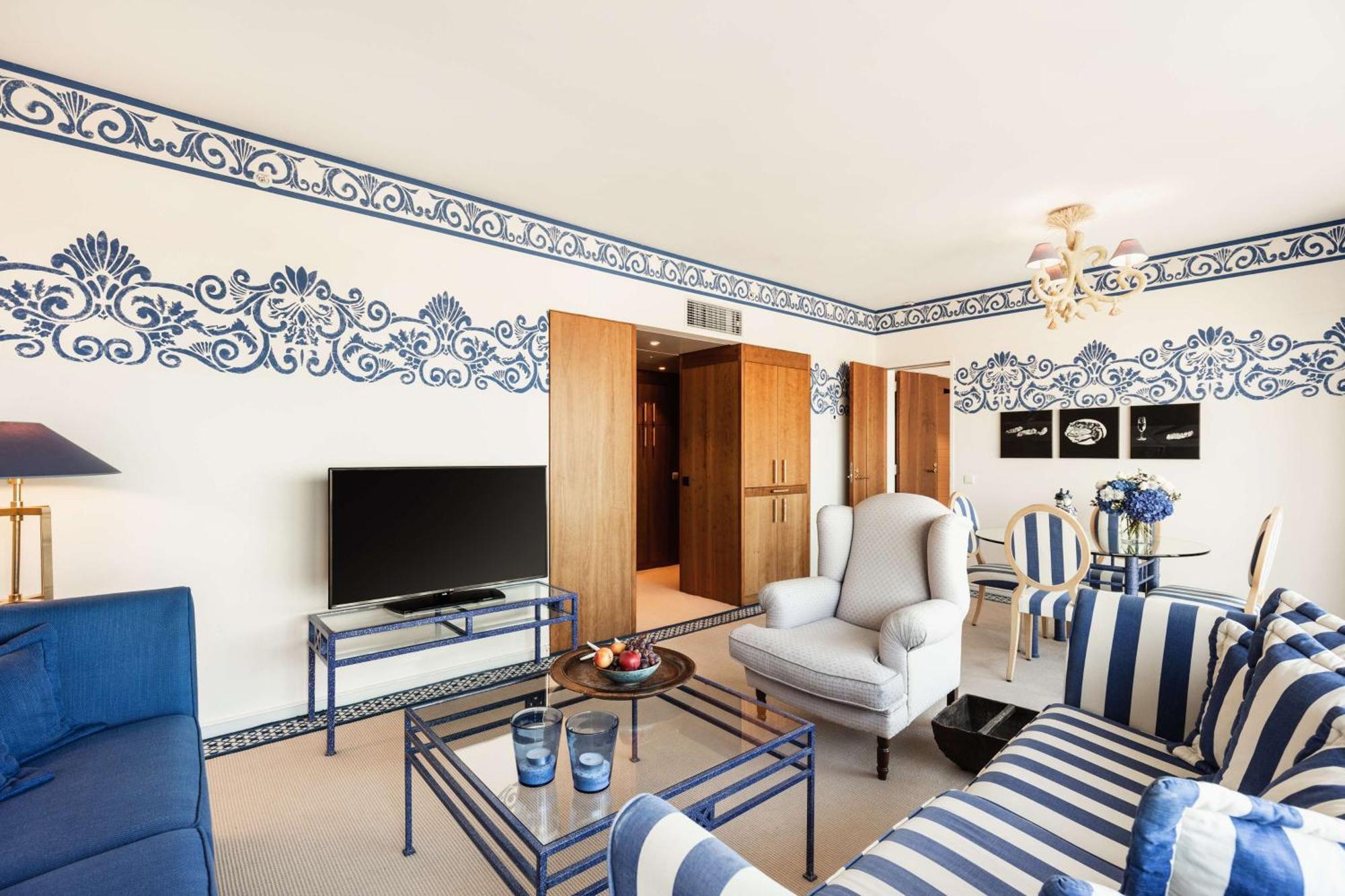 Hotel Hilton Amsterdam Esterno foto A blue and white interior