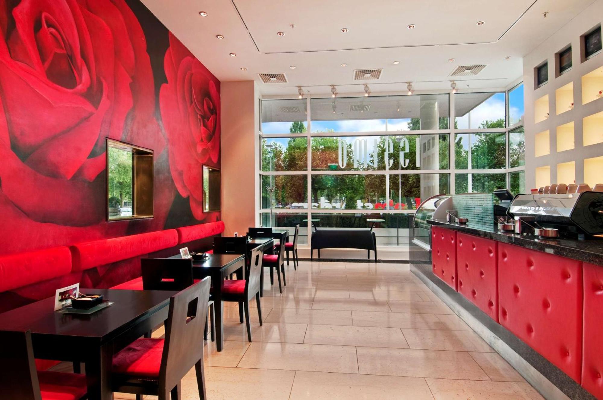 Hotel Hilton Amsterdam Esterno foto The interior of a typical Häagen-Dazs store
