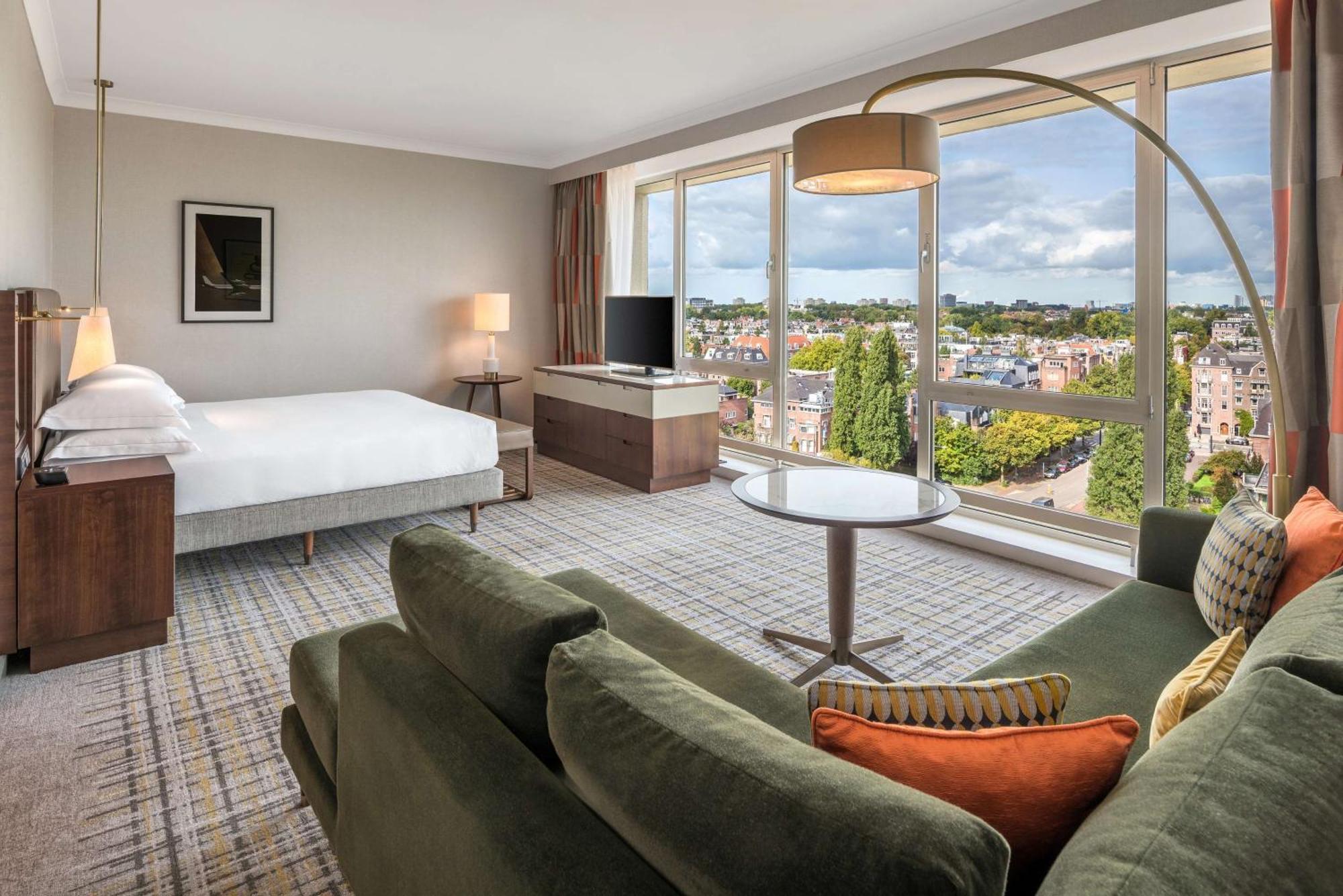 Hotel Hilton Amsterdam Esterno foto A suite at the Hilton Munich Airport
