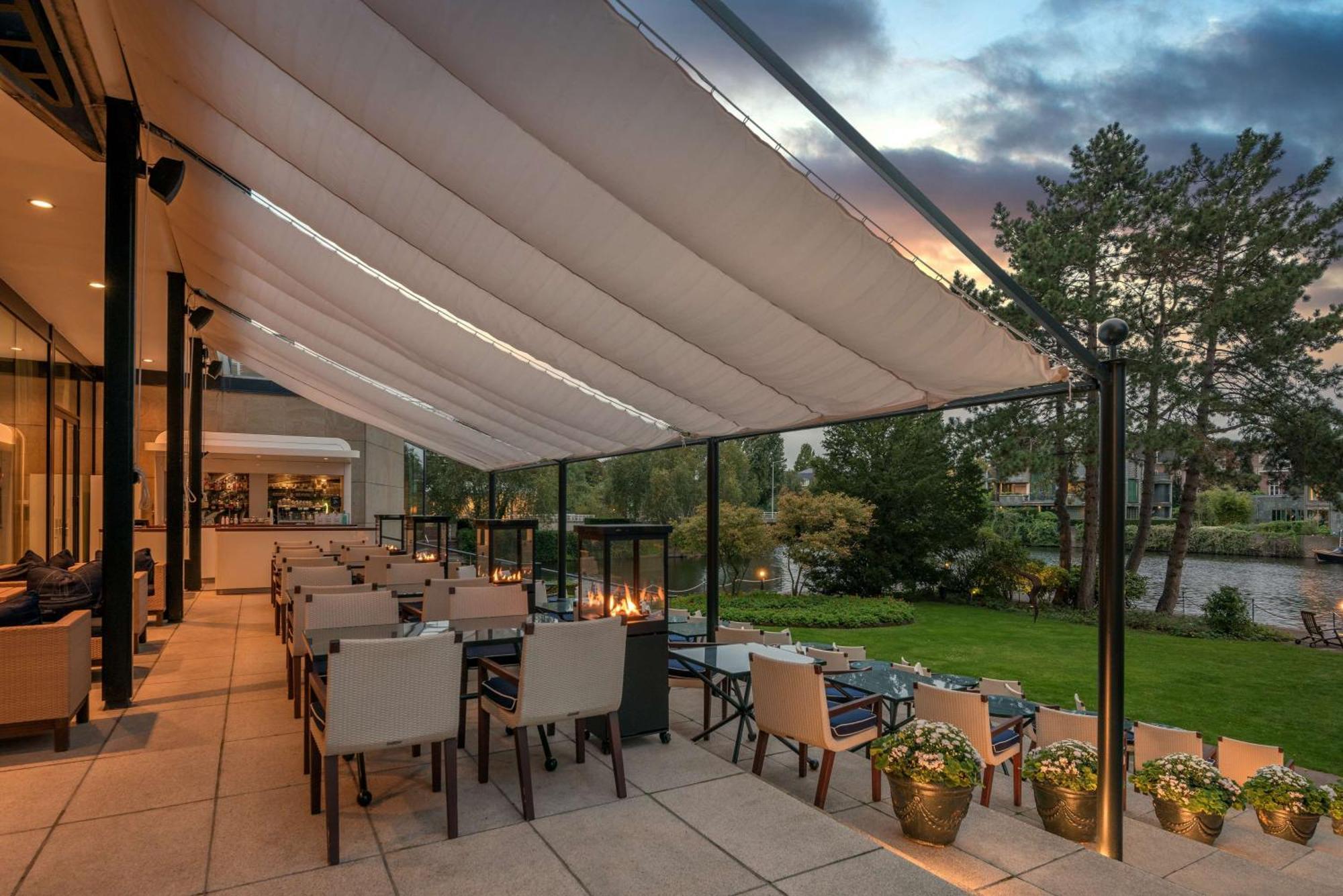 Hotel Hilton Amsterdam Esterno foto A retractable awning